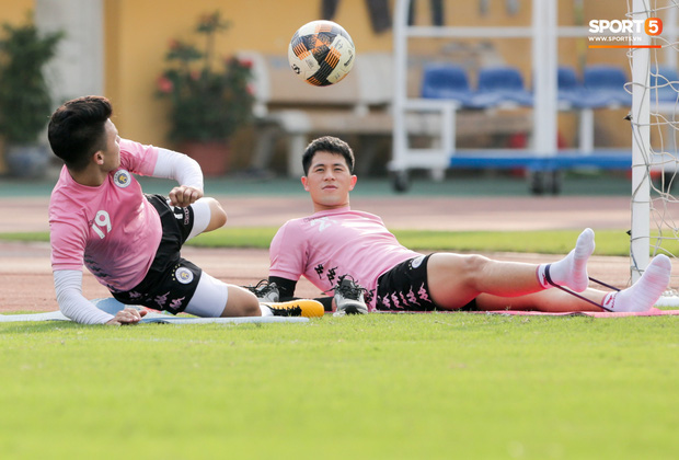 Quang Hải nhăn nhó vì đau khi tập riêng, Đình Trọng chăm chỉ plank giữ dáng ở Hà Nội FC - Ảnh 6.