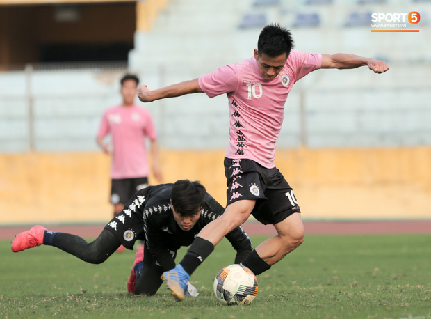 Quang Hải nhăn nhó vì đau khi tập riêng, Đình Trọng chăm chỉ plank giữ dáng ở Hà Nội FC - Ảnh 9.