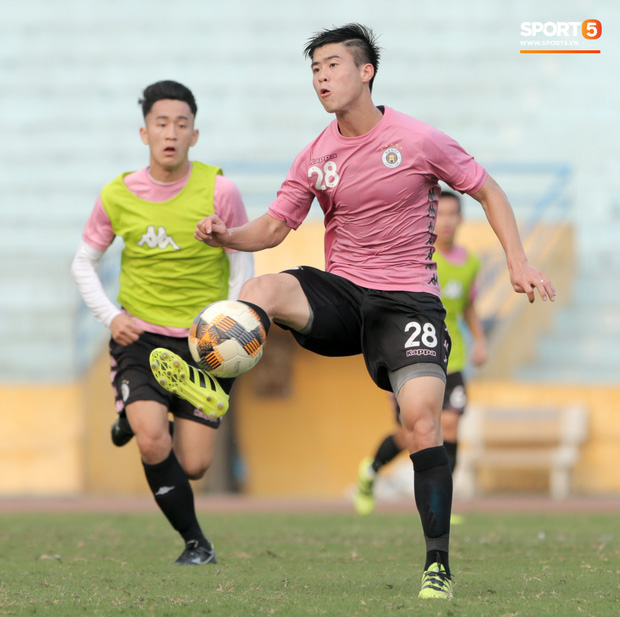Quang Hải nhăn nhó vì đau khi tập riêng, Đình Trọng chăm chỉ plank giữ dáng ở Hà Nội FC - Ảnh 10.