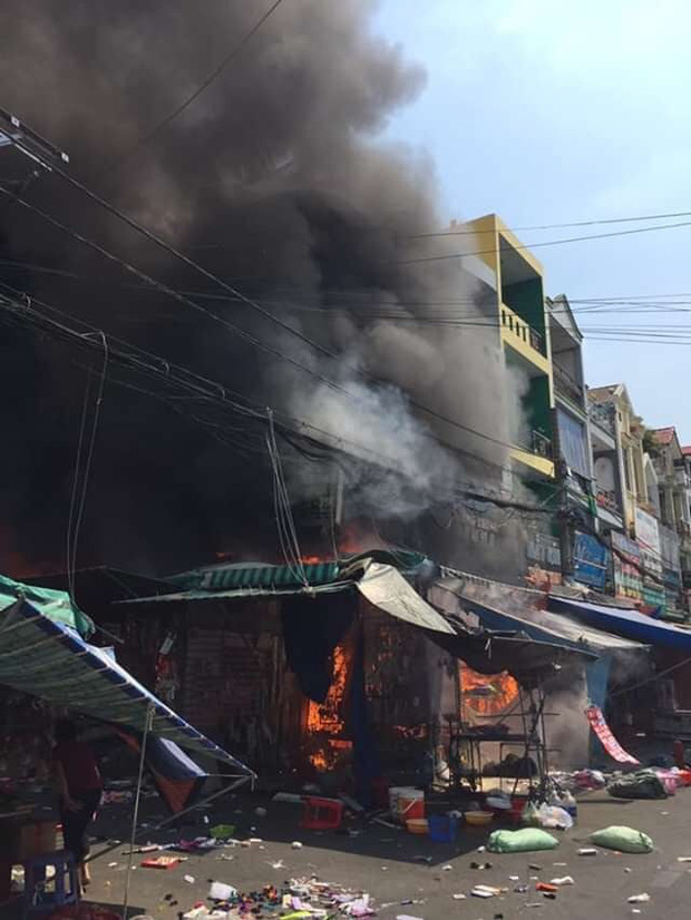 Cháy lớn ở chợ Hạnh Thông Tây, 2 người liều mạng nhảy xuống đất thoát thân - Ảnh 2.
