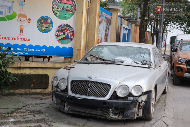 Chùm ảnh: Siêu xe Bentley 20 tỷ nằm “xếp xó” trên vỉa hè Hà Nội, hơn 5 năm qua không ai biết chủ nhân ở đâu - Ảnh 1.