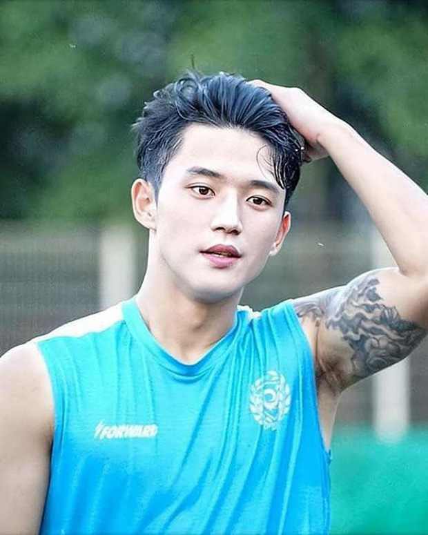 Cầu thủ đẹp trai nhất Hàn Quốc và cuộc sống ngột ngạt tại tâm dịch ...
