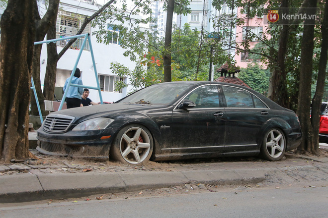 Chùm ảnh: Siêu xe Bentley 20 tỷ nằm “xếp xó” trên vỉa hè Hà Nội, hơn 5 năm qua không ai biết chủ nhân ở đâu - Ảnh 8.