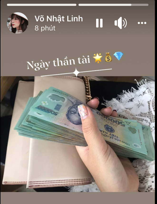 Nhật Linh (vợ Phan Văn Đức) cầm cả xấp tiền đi mua vàng ngày vía thần tài, khoe được chồng tặng Iphone 11 làm quà valentine sớm - Ảnh 1.