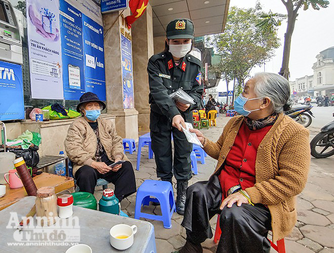 [ẢNH] Công an Thủ đô tham gia phát miễn phí 75.000 khẩu trang phòng dịch Corona - Ảnh 16.