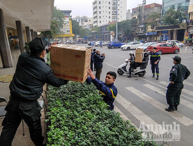 [ẢNH] Công an Thủ đô tham gia phát miễn phí 75.000 khẩu trang phòng dịch Corona - Ảnh 3.