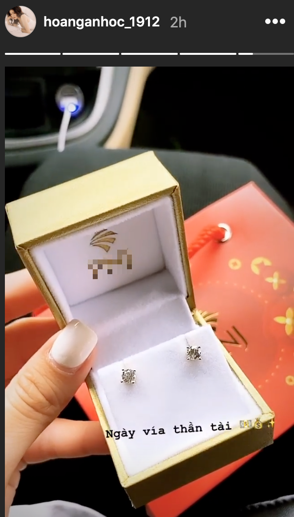 Nhật Linh (vợ Phan Văn Đức) cầm cả xấp tiền đi mua vàng ngày vía thần tài, khoe được chồng tặng Iphone 11 làm quà valentine sớm - Ảnh 3.