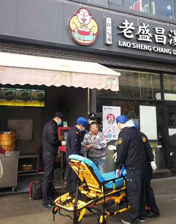 Sự thật về hình ảnh một người đàn ông nghi nhiễm virus corona gục ngã trước cửa nhà hàng há cảo ở Thượng Hải - Ảnh 3.