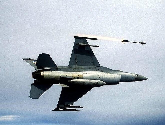 Mỹ ngưng cấp tên lửa sát thủ từng phá nát Su-24 Nga cho F-16 của Iraq - Ảnh 12.