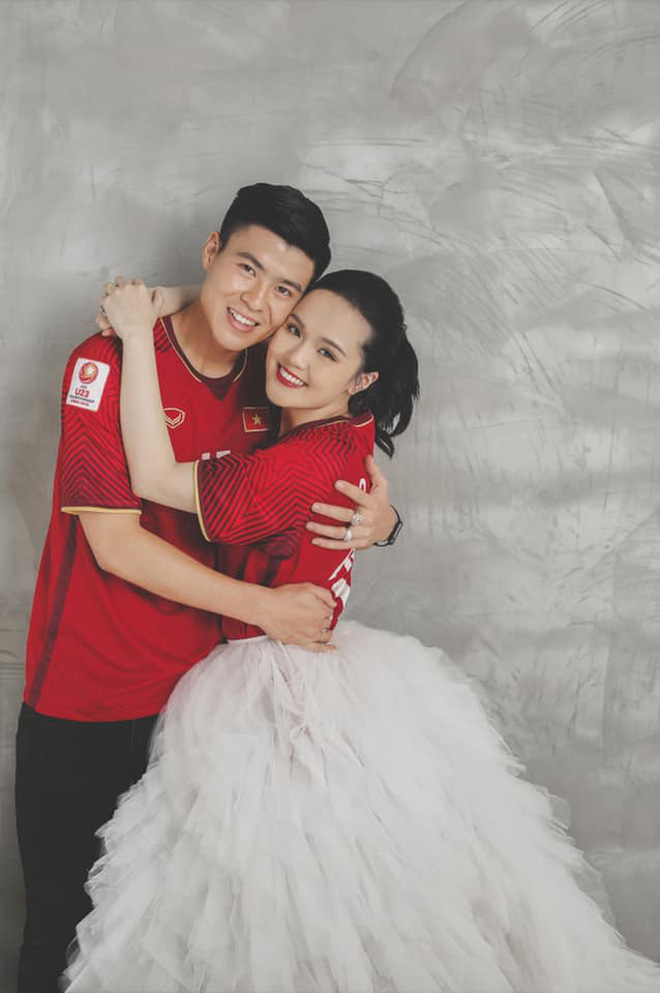 Duy Mạnh gạ c&ocirc;ng ch&uacute;a b&eacute;o Quỳnh Anh chụp ảnh cưới nh&iacute; nhảnh với hai số &aacute;o đặc biệt ở tuyển Việt Nam - Ảnh 2.