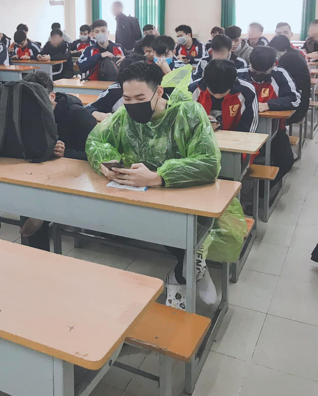Sinh viên 1 trường Đại học ở Hà Nội quyết tâm trang bị từ khẩu trang đến áo mưa đi học để phòng chống dịch bệnh - Ảnh 2.