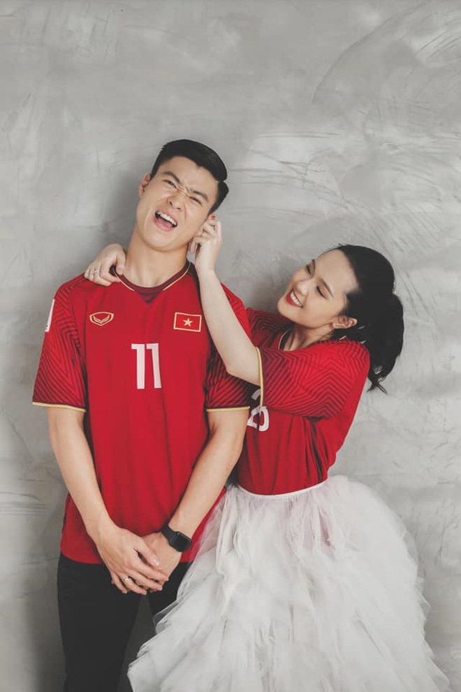 Duy Mạnh gạ c&ocirc;ng ch&uacute;a b&eacute;o Quỳnh Anh chụp ảnh cưới nh&iacute; nhảnh với hai số &aacute;o đặc biệt ở tuyển Việt Nam - Ảnh 4.