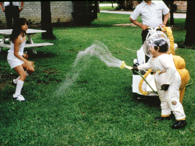 Cậu bé bong bóng: Suốt 12 năm sống tách biệt trong không gian vô trùng, đến phút cuối mới được chạm vào mẹ rồi qua đời - Ảnh 6.