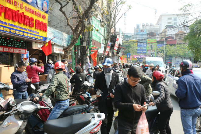 Người dân Linh Đàm rồng rắn xếp hàng đến 11h30 đêm trong giá lạnh để mua khẩu trang đúng giá - Ảnh 8.