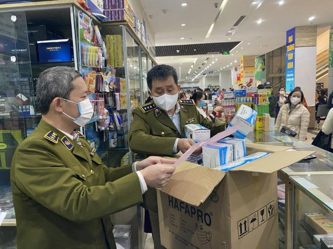 Cửa hàng thuốc tại HN treo biển bán giá niêm yết, giới hạn số lượng khẩu trang được mua - Ảnh 8.