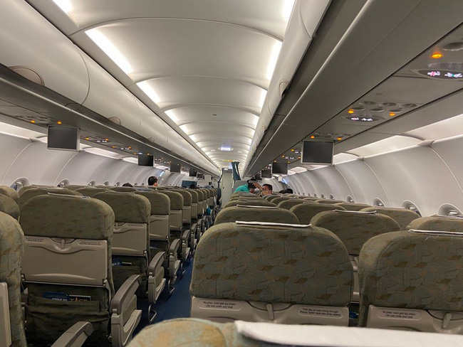 Giữa tâm bão corona, MC Minh Trang chia sẻ ảnh ông xã đi công tác trên chuyến bay trống trơn vắng khách - Ảnh 1.