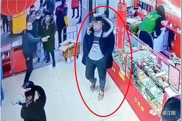 Bị đuổi ra khỏi siêu thị vì không đeo khẩu trang, người đàn ông lao tới đánh nhân viên bảo vệ - Ảnh 2.