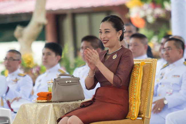 Hai nàng công chúa Thái Lan xuất hiện trong sự kiện mới: Người xinh đẹp bất ngờ, người dìm mình không thương tiếc - Ảnh 4.