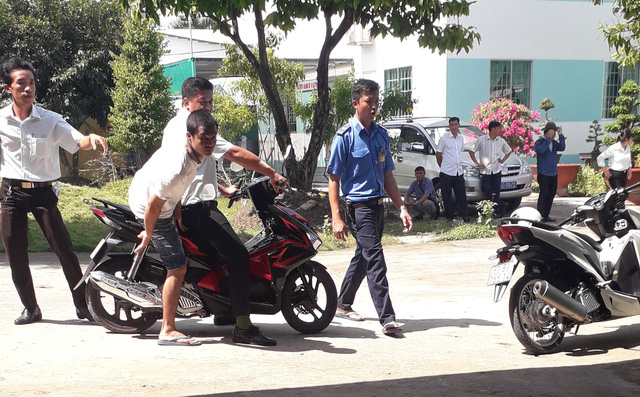 Hơn 30 học viên cai nghiện ma túy ở Tiền Giang xô ngã nhân viên chuyển cơm, tràn ra cổng bỏ trốn - Ảnh 1.