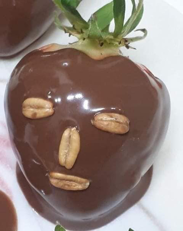 Dâu tây đắp mask chocolate phiên bản sai trái mùa Valentine: Shop nào bán cái này đề nghị có tâm chút, không thì lứa đôi chia lìa! - Ảnh 3.