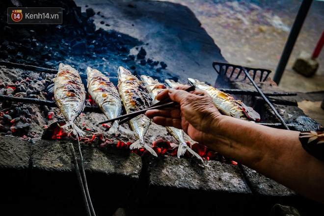 Chuyện về những bà mẹ quanh năm bên bếp lửa nướng cá, nuôi đàn con lớn khôn - Ảnh 6.