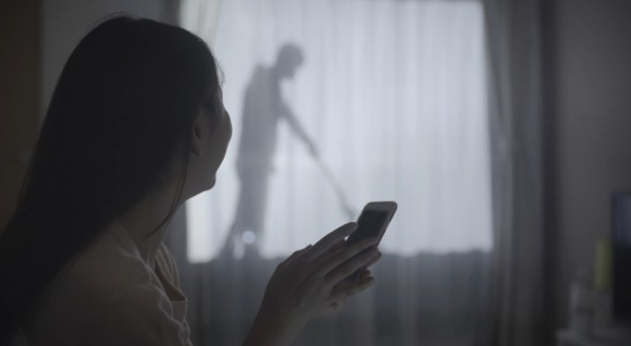 Công ty Nhật nghĩ ra cách bảo vệ phụ nữ đơn thân giống hệt trong phim Ở nhà một mình - Ảnh 5.