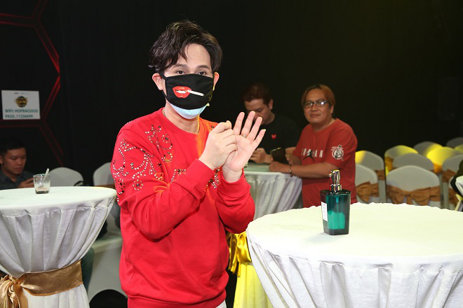 Nghệ sĩ Việt được đo thân nhiệt, dùng nước rửa tay khô sát khuẩn khi tham gia họp báo - Ảnh 2.