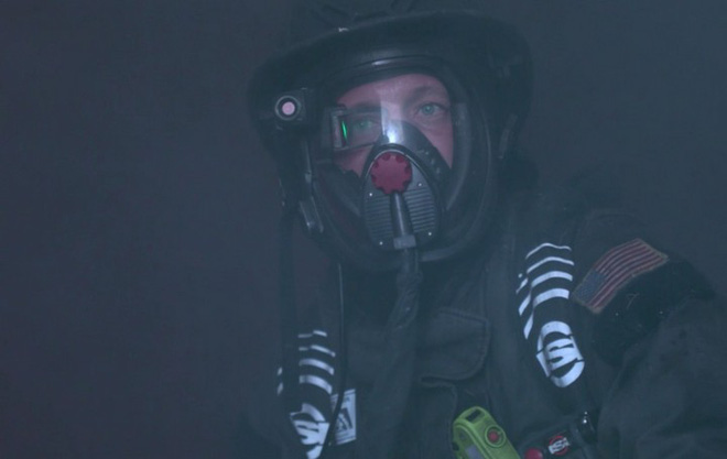 Các nhà khoa học phát triển mặt nạ tích hợp màn hình, giúp lính cứu hỏa có thể “nhìn xuyên” màn khói dày đặc - Ảnh 1.