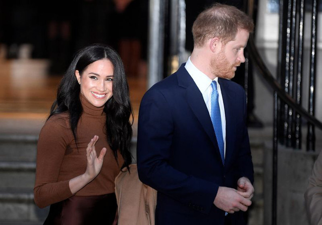 Vợ chồng Meghan Markle lần đầu tham dự sự kiện ở Mỹ sau khi rời khỏi hoàng gia Anh với sự khác biệt chưa từng có - Ảnh 1.