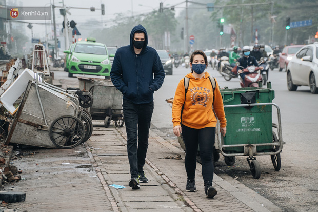 Khi người dân chen nhau mua bằng được khẩu trang để bảo vệ chính mình nhưng lại vứt tràn lan ra ngoài môi trường - Ảnh 5.