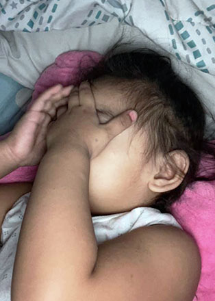 Những tư thế ngủ có 1-0-2 của các nhóc tỳ nhí, nhiều khi cha mẹ phải tự hỏi: Làm sao con có thể ngủ được như thế? - Ảnh 2.