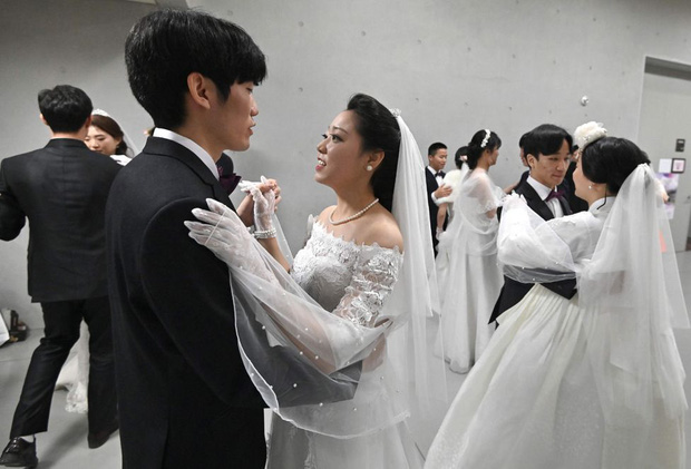 6000 cặp đôi trong đám cưới tập thể ở Hàn Quốc giữa dịch virus corona: Người đeo khẩu trang kín mít, người vẫn bất chấp trao nụ hôn - Ảnh 3.