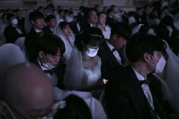 6000 cặp đôi trong đám cưới tập thể ở Hàn Quốc giữa dịch virus corona: Người đeo khẩu trang kín mít, người vẫn bất chấp trao nụ hôn - Ảnh 13.