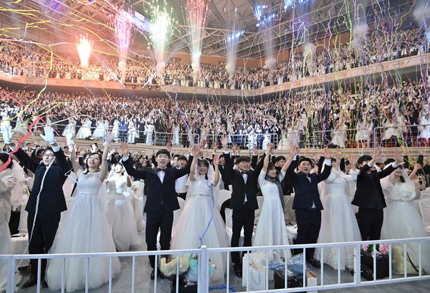 6000 cặp đôi trong đám cưới tập thể ở Hàn Quốc giữa dịch virus corona: Người đeo khẩu trang kín mít, người vẫn bất chấp trao nụ hôn - Ảnh 15.