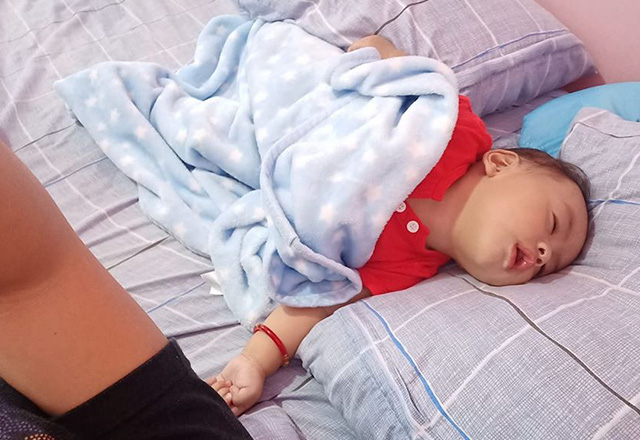 Những tư thế ngủ có 1-0-2 của các nhóc tỳ nhí, nhiều khi cha mẹ phải tự hỏi: Làm sao con có thể ngủ được như thế? - Ảnh 15.