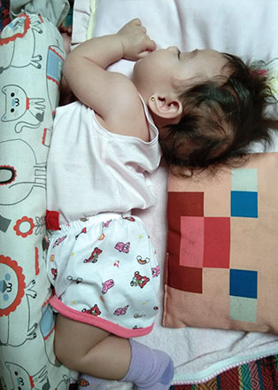 Những tư thế ngủ có 1-0-2 của các nhóc tỳ nhí, nhiều khi cha mẹ phải tự hỏi: Làm sao con có thể ngủ được như thế? - Ảnh 16.
