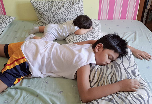 Những tư thế ngủ có 1-0-2 của các nhóc tỳ nhí, nhiều khi cha mẹ phải tự hỏi: Làm sao con có thể ngủ được như thế? - Ảnh 18.