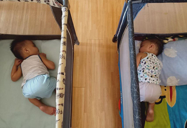 Những tư thế ngủ có 1-0-2 của các nhóc tỳ nhí, nhiều khi cha mẹ phải tự hỏi: Làm sao con có thể ngủ được như thế? - Ảnh 4.