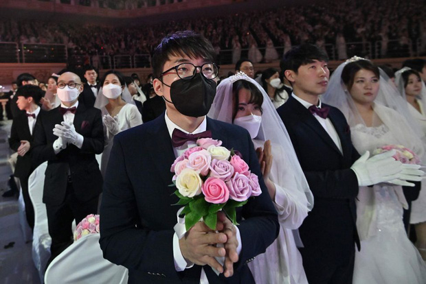 6000 cặp đôi trong đám cưới tập thể ở Hàn Quốc giữa dịch virus corona: Người đeo khẩu trang kín mít, người vẫn bất chấp trao nụ hôn - Ảnh 12.