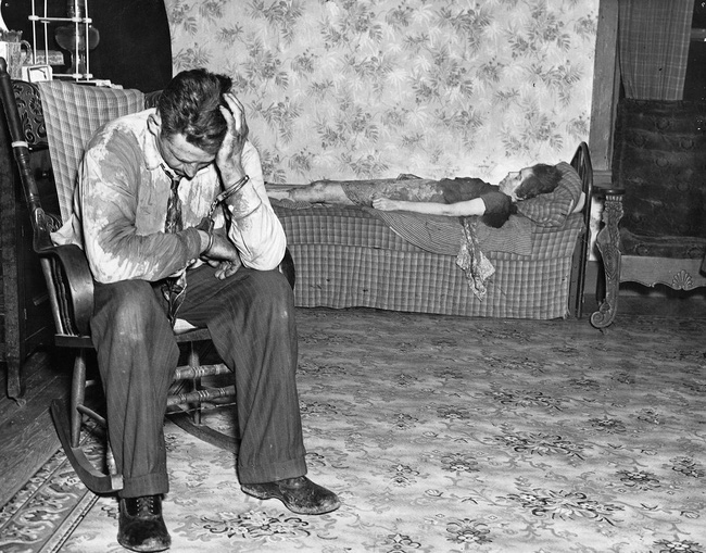 Bức ảnh chụp khoảnh khắc người chồng ngồi bất lực trước thi thể của vợ nằm trên ghế nhưng chuyện gì xảy ra trước đó lại mãi là bí ẩn - Ảnh 1.