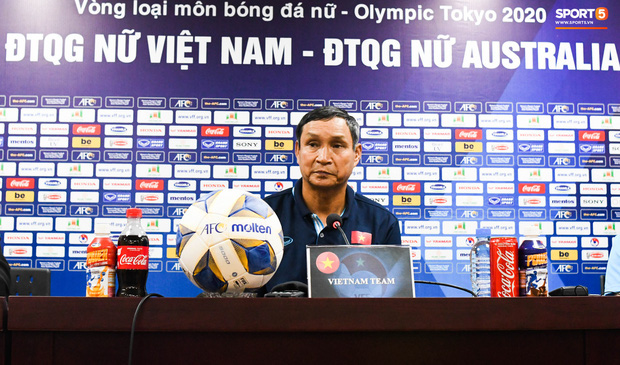 HLV Mai Đức Chung khẳng định tuyển nữ Việt Nam không buông xuôi: Mình từng thua Australia 9 bàn cơ mà, thua 0-5 là bình thường - Ảnh 1.