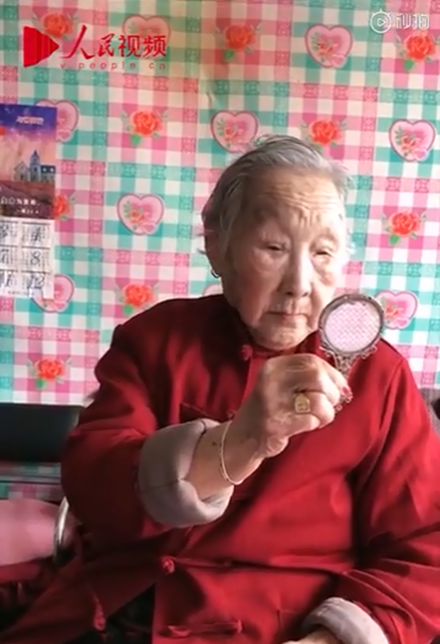 Cụ bà 95 tuổi thích trang điểm làm mưa làm gió trên mạng xã hội với châm ngôn: Sống đến già thì phải đẹp đến già - Ảnh 1.