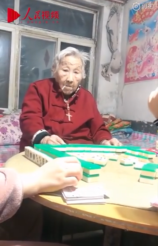 Cụ bà 95 tuổi thích trang điểm làm mưa làm gió trên mạng xã hội với châm ngôn: Sống đến già thì phải đẹp đến già - Ảnh 2.