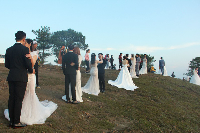 Choáng ngợp với ngọn đồi hot nhất tại Đà Lạt hiện tại bởi hàng chục cặp cô dâu, chú rể kéo đến chen nhau từng mét vuông đất chỉ để chụp ảnh - Ảnh 3.