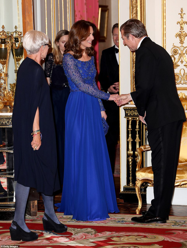 Meghan Markle vẫy chào tạm biệt hoàng gia trong khi Harry gần như suy sụp, vài giờ sau Công nương Kate xuất hiện tỏa sáng trong sự kiện mới - Ảnh 5.
