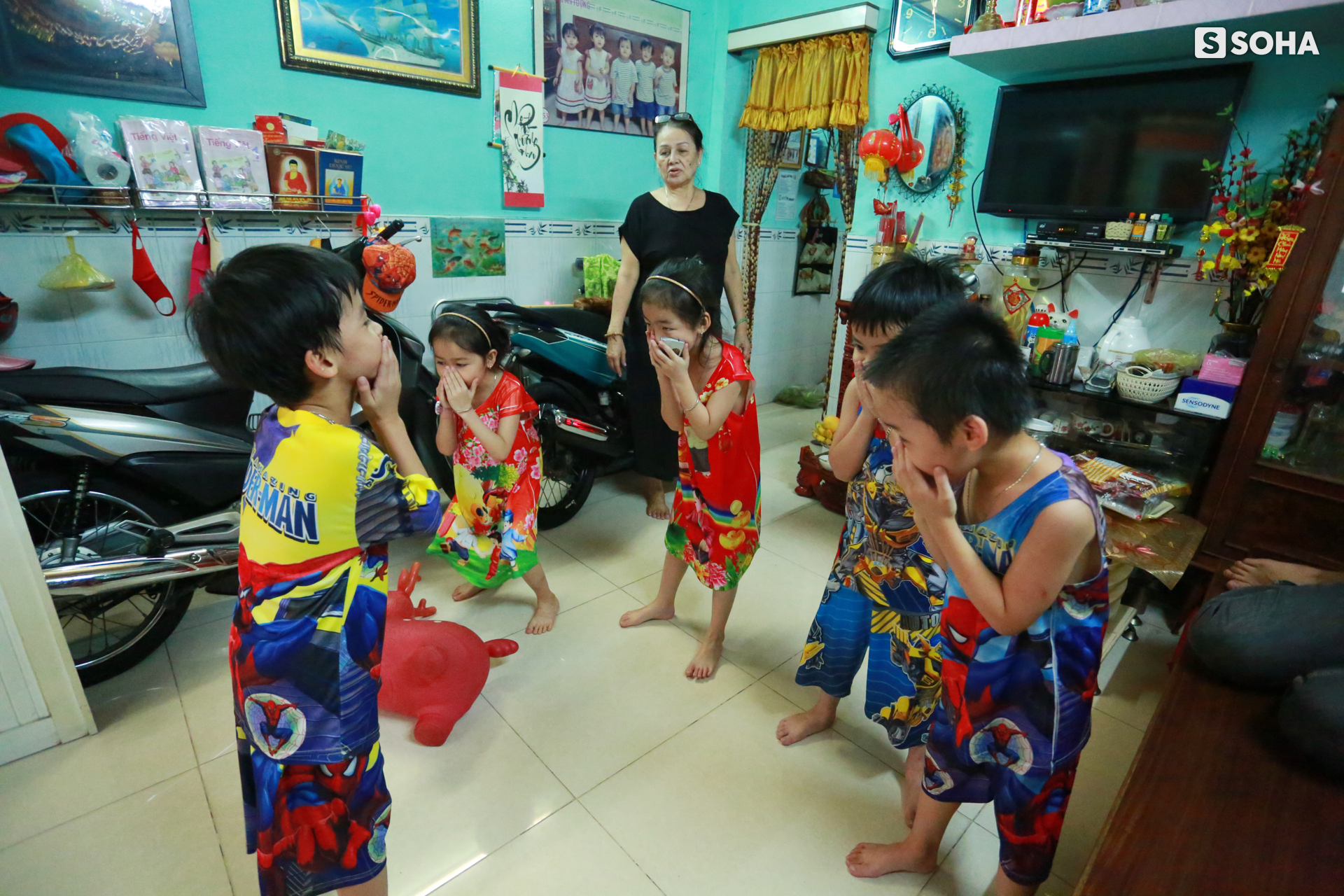 Gia đình sinh 5 đầu tiên ở Việt Nam quay cuồng với dịch COVID-19, nhưng luôn ngập tiếng cười - Ảnh 6.