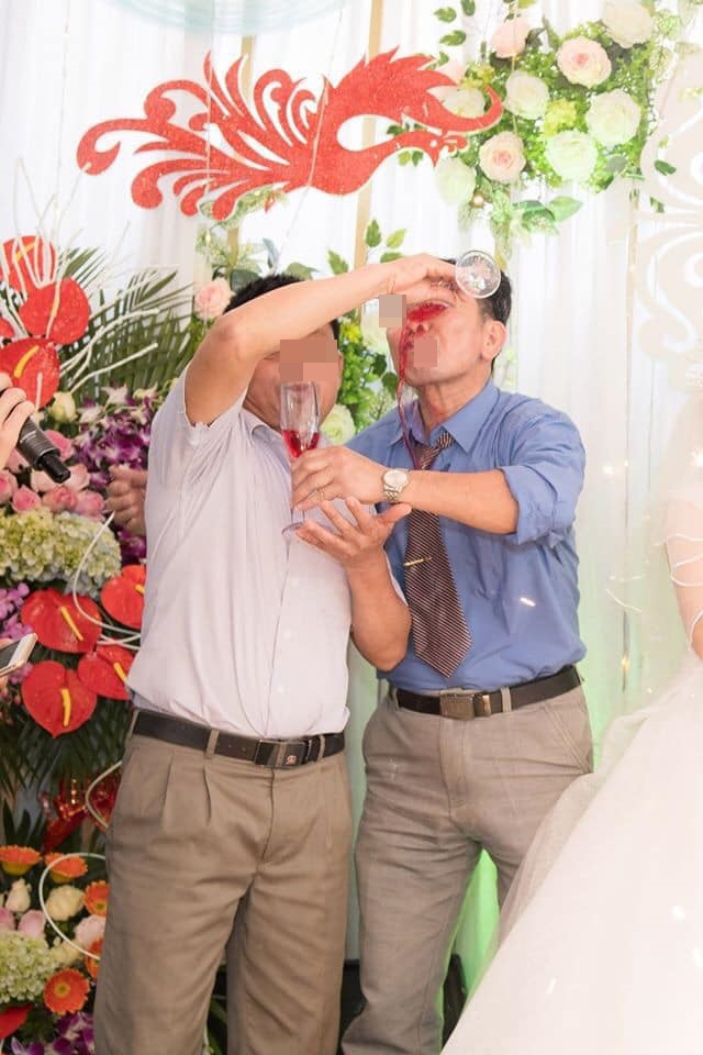 Chúc rượu trong đám cưới, 2 ông thông gia có động tác lạ khiến dân tình không thể nhịn cười - Ảnh 1.