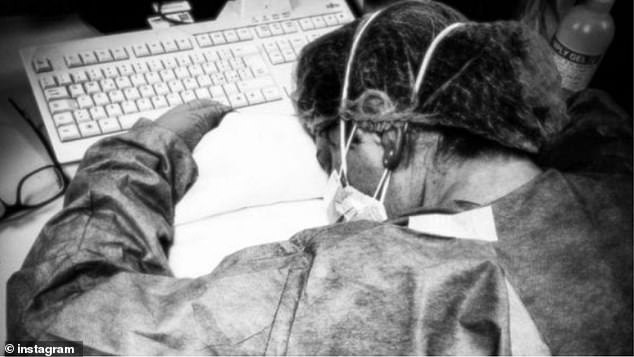 Thảm cảnh với y bác sĩ Vũ Hán tái diễn ở Italy: Nhân viên y tế tím mặt vì đeo khẩu trang, ngủ gục trên bàn vì kiệt sức - Ảnh 1.