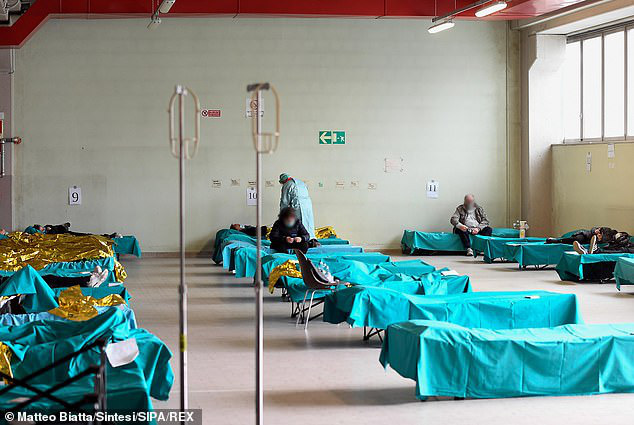 Thảm cảnh với y bác sĩ Vũ Hán tái diễn ở Italy: Nhân viên y tế tím mặt vì đeo khẩu trang, ngủ gục trên bàn vì kiệt sức - Ảnh 3.
