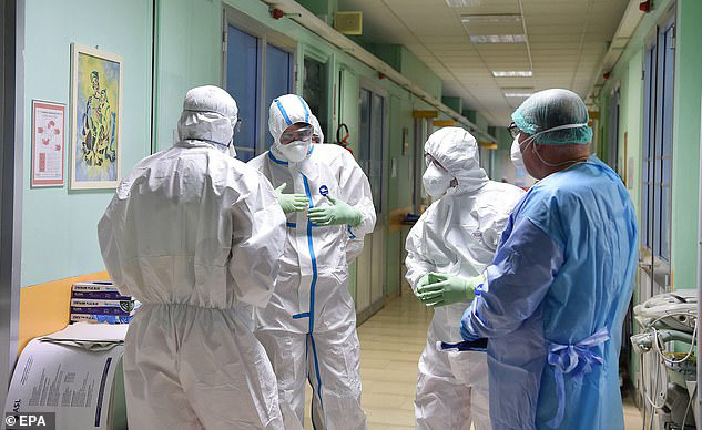 Thảm cảnh với y bác sĩ Vũ Hán tái diễn ở Italy: Nhân viên y tế tím mặt vì đeo khẩu trang, ngủ gục trên bàn vì kiệt sức - Ảnh 7.